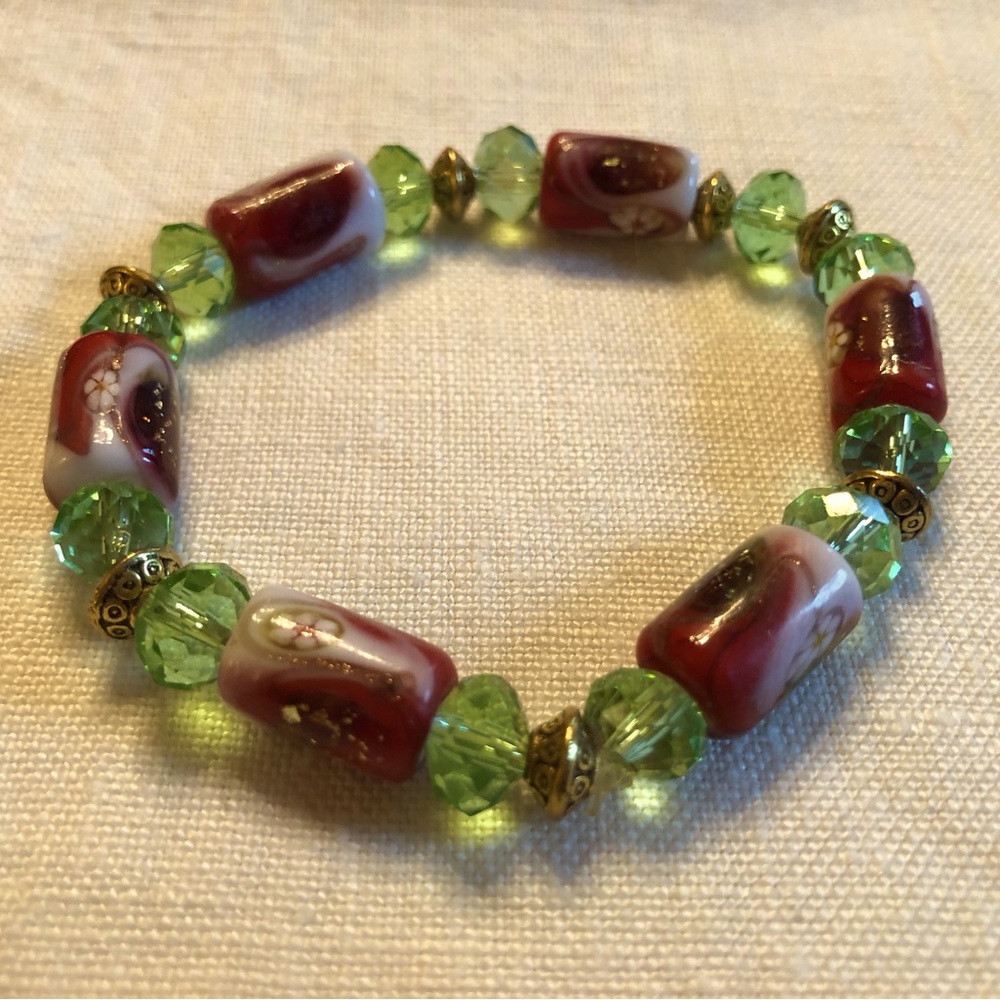 NWOT Green, Red, & White Stretchy Bracelet With Glass, Metal, & Plastic beads